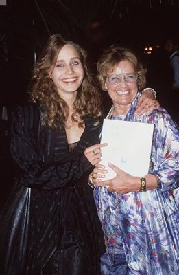 Bildnummer: 56674834  Datum: 01.07.1987  Copyright: imago/teutopressMaria Schell (re.) mit ihrer Tochter Marie-Theres Relin 07/87 rag Frau Fernsehen Schauspiel Theater Film TV dunkelhaarig Locken festlich Kleid hoch halb stehend l?chelnd umarmend fr?hlich People 02 xmk x0x 1987 hoch Highlight  56674834 Date 01 07 1987 Copyright Imago teutopress Mary Schell right with their Daughter Marie Theres Relin 07 87 RAG Woman Television Acting Theatre Film TV dark haired lure festive Dress vertical half standing smiling embracing cheerful Celebrities 02 xmk x0x 1987 vertical Highlight-stock-foto