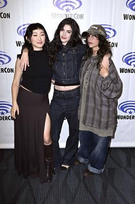 Ji-young Yoo, Ella Rubin, Odessa A'zion-stock-foto