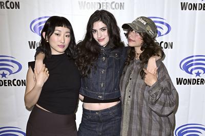 Ji-young Yoo, Ella Rubin, Odessa A'zion-stock-foto