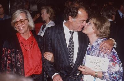 Bildnummer: 56674663  Datum: 01.07.1987  Copyright: imago/teutopressMaria Schell (re.) mit ihrer Schwester Immy und Klausj?rgen Wussow 07/87 rag Schauspielerin Schauspiel Theater TV Fernsehen Film festlich stehend Saal Halle dunkel halb quer angelehnt umarmend einhakend sich k?ssend Kuss Menschen People 02 xmk x0x 1987 quer  56674663 Date 01 07 1987 Copyright Imago teutopress Mary Schell right with their Sister Immy and Klaus J?rgen Wussow 07 87 RAG Actress Acting Theatre TV Television Film festive standing Room Hall dark half horizontal relationship embracing hooking to k?ssend Kiss People Celebrities 02 xmk x0x 1987 horizontal-stock-foto
