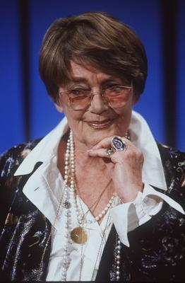 Bildnummer: 56824808  Datum: 01.02.1996  Copyright: imago/teutopressMaria Schell (Schauspielerin) 02/96 her Frau Schauspiel Theater TV Fernsehen Serie Film dunkelhaarig kurzhaarig Schmuck Kette Perlen Anh?nger Ring leger Jacke Kimono schwarz-bunt gemustert Bluse weiss sitzend Saal Studio Show Gast halb hoch l?chelnd zuh?rend Hand erhoben hochhaltend People xbs x0x 1996 hoch  56824808 Date 01 02 1996 Copyright Imago  Mary Schell Actress 02 96 her Woman Acting Theatre TV Television Series Film dark haired short Jewellery Chain Pearls Trailers Ring casual Jacket Kimono Black bunt patterned Blouse white seated Room Studio Show Guest half vertical smiling listening Hand collected hochhaltend Celebrities xbs x0x 1996 vertical-stock-foto