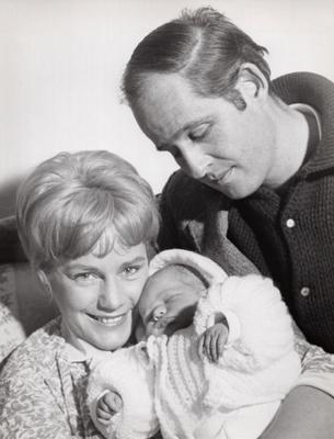 Maria Schell, ?sterreichisch schweizerische Schauspielerin, mit Sohn Oliver und Ehemann Horst H?chler, Deutschland 1962.-stock-foto