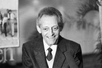 Hans Rosenthal (TV-Moderator) 01/87 br?g Hans Rosenthal am Rande der Verleihung der Ehrenmedaille der Bundeshauptstadt W-stock-foto
