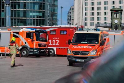 Gro??bung f?r Rettungskr?fte: S-Bahn-Entgleisung am Potsdame, Am Potsdamer Platz wurde eine realit?tsnahe Katastrophen?b-stock-foto