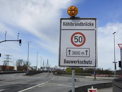 50 KM ab sofort , Geschwindigkeitsbegrenzung auf der Hamburger Koehlbrandbruecke Gro?e Neue Hinweistafeln weisen auf die neuen Regeln hin ab sofort 50 Kmh statt 60 Kmh 05.04.2025 in Hamburg Um die Lebensdauer der Koehlbrandbruecke zu verlaengern und das Bauwerk zu schuetzen gilt ab heute auf der K?hlbrandbr?cke eine Geschwindigkeitsbegrenzung von 50 Kmh. Vorher waren 60 Kmh erlaubt. Arbeiter stellten deshalb heute morgen gro?e Hinweistafeln mit den neuen Regeln auf. Dieses Regeln und die Abstandsvorschriften f?r LKW sollen helfen das Bauwerk zu entlasten. Hamburg Deutschland *** 50 KM from now on, speed limit on Hamburgs Koehlbrand Bridge Large new signs point out the new rules from now on 50 Kmh instead of 60 Kmh 05 04 2025 in Hambur-stock-foto