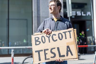 Demonstration gegen Tesla in Berlin-stock-foto
