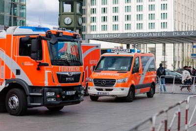 Gro??bung f?r Rettungskr?fte: S-Bahn-Entgleisung am Potsdame, Am Potsdamer Platz wurde eine realit?tsnahe Katastrophen?b-stock-foto
