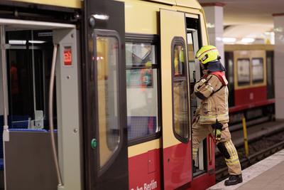 Gro??bung f?r Rettungskr?fte: S-Bahn-Entgleisung am Potsdame, Am Potsdamer Platz wurde eine realit?tsnahe Katastrophen?b-stock-foto