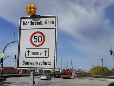 50 KM ab sofort , Geschwindigkeitsbegrenzung auf der Hamburger Koehlbrandbruecke Gro?e Neue Hinweistafeln weisen auf die neuen Regeln hin ab sofort 50 Kmh statt 60 Kmh 05.04.2025 in Hamburg Um die Lebensdauer der Koehlbrandbruecke zu verlaengern und das Bauwerk zu schuetzen gilt ab heute auf der K?hlbrandbr?cke eine Geschwindigkeitsbegrenzung von 50 Kmh. Vorher waren 60 Kmh erlaubt. Arbeiter stellten deshalb heute morgen gro?e Hinweistafeln mit den neuen Regeln auf. Dieses Regeln und die Abstandsvorschriften f?r LKW sollen helfen das Bauwerk zu entlasten. Hamburg Deutschland *** 50 KM from now on, speed limit on Hamburgs Koehlbrand Bridge Large new signs point out the new rules from now on 50 Kmh instead of 60 Kmh 05 04 2025 in Hambur-stock-foto