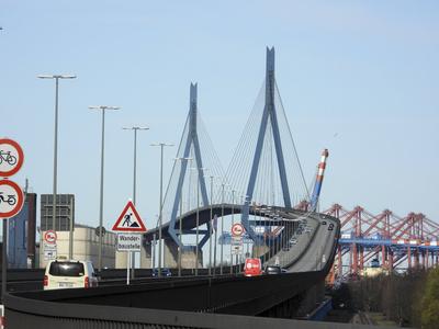 50 KM ab sofort , Geschwindigkeitsbegrenzung auf der Hamburger Koehlbrandbruecke Gro?e Neue Hinweistafeln weisen auf die neuen Regeln hin ab sofort 50 Kmh statt 60 Kmh 05.04.2025 in Hamburg Um die Lebensdauer der Koehlbrandbruecke zu verlaengern und das Bauwerk zu schuetzen gilt ab heute auf der K?hlbrandbr?cke eine Geschwindigkeitsbegrenzung von 50 Kmh. Vorher waren 60 Kmh erlaubt. Arbeiter stellten deshalb heute morgen gro?e Hinweistafeln mit den neuen Regeln auf. Dieses Regeln und die Abstandsvorschriften f?r LKW sollen helfen das Bauwerk zu entlasten. Hamburg Deutschland *** 50 KM from now on, speed limit on Hamburgs Koehlbrand Bridge Large new signs point out the new rules from now on 50 Kmh instead of 60 Kmh 05 04 2025 in Hambur-stock-foto