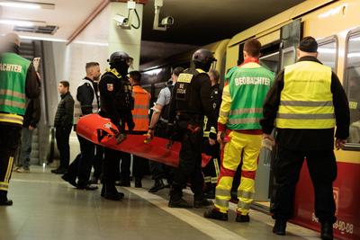 Gro??bung f?r Rettungskr?fte: S-Bahn-Entgleisung am Potsdame, Am Potsdamer Platz wurde eine realit?tsnahe Katastrophen?b-stock-foto
