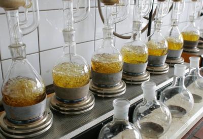 Labor der Pharmakina . Pharmakina stellt Malaria- und antivirale Medikamente fuer HIV/AIDS Infinzierte her. Pharmakina-stock-foto