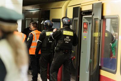 Gro??bung f?r Rettungskr?fte: S-Bahn-Entgleisung am Potsdame, Am Potsdamer Platz wurde eine realit?tsnahe Katastrophen?b-stock-foto