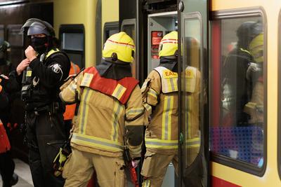 Gro??bung f?r Rettungskr?fte: S-Bahn-Entgleisung am Potsdame, Am Potsdamer Platz wurde eine realit?tsnahe Katastrophen?b-stock-foto