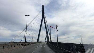 50 KM ab sofort , Geschwindigkeitsbegrenzung auf der Hamburger Koehlbrandbruecke Gro?e Neue Hinweistafeln weisen auf die neuen Regeln hin ab sofort 50 Kmh statt 60 Kmh 05.04.2025 in Hamburg Um die Lebensdauer der Koehlbrandbruecke zu verlaengern und das Bauwerk zu schuetzen gilt ab heute auf der K?hlbrandbr?cke eine Geschwindigkeitsbegrenzung von 50 Kmh. Vorher waren 60 Kmh erlaubt. Arbeiter stellten deshalb heute morgen gro?e Hinweistafeln mit den neuen Regeln auf. Dieses Regeln und die Abstandsvorschriften f?r LKW sollen helfen das Bauwerk zu entlasten. Hamburg Deutschland *** 50 KM from now on, speed limit on Hamburgs Koehlbrand Bridge Large new signs point out the new rules from now on 50 Kmh instead of 60 Kmh 05 04 2025 in Hambur-stock-foto