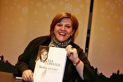 77/ Buch: Lea Linster signierte ihr neues Buch Kochen mit Liebe im Berliner KaDeWe Kaufhaus, Pr?sentation, Autogramme, B-stock-foto