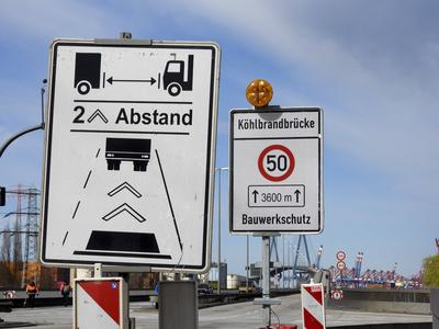 50 KM ab sofort , Geschwindigkeitsbegrenzung auf der Hamburger Koehlbrandbruecke Gro?e Neue Hinweistafeln weisen auf die neuen Regeln hin ab sofort 50 Kmh statt 60 Kmh 05.04.2025 in Hamburg Um die Lebensdauer der Koehlbrandbruecke zu verlaengern und das Bauwerk zu schuetzen gilt ab heute auf der K?hlbrandbr?cke eine Geschwindigkeitsbegrenzung von 50 Kmh. Vorher waren 60 Kmh erlaubt. Arbeiter stellten deshalb heute morgen gro?e Hinweistafeln mit den neuen Regeln auf. Dieses Regeln und die Abstandsvorschriften f?r LKW sollen helfen das Bauwerk zu entlasten. Hamburg Deutschland *** 50 KM from now on, speed limit on Hamburgs Koehlbrand Bridge Large new signs point out the new rules from now on 50 Kmh instead of 60 Kmh 05 04 2025 in Hambur-stock-foto