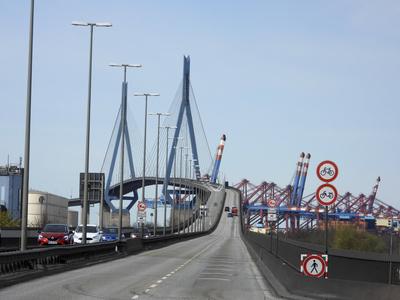 50 KM ab sofort , Geschwindigkeitsbegrenzung auf der Hamburger Koehlbrandbruecke Gro?e Neue Hinweistafeln weisen auf die neuen Regeln hin ab sofort 50 Kmh statt 60 Kmh 05.04.2025 in Hamburg Um die Lebensdauer der Koehlbrandbruecke zu verlaengern und das Bauwerk zu schuetzen gilt ab heute auf der K?hlbrandbr?cke eine Geschwindigkeitsbegrenzung von 50 Kmh. Vorher waren 60 Kmh erlaubt. Arbeiter stellten deshalb heute morgen gro?e Hinweistafeln mit den neuen Regeln auf. Dieses Regeln und die Abstandsvorschriften f?r LKW sollen helfen das Bauwerk zu entlasten. Hamburg Deutschland *** 50 KM from now on, speed limit on Hamburgs Koehlbrand Bridge Large new signs point out the new rules from now on 50 Kmh instead of 60 Kmh 05 04 2025 in Hambur-stock-foto