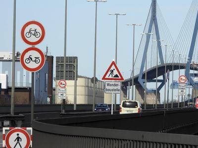 50 KM ab sofort , Geschwindigkeitsbegrenzung auf der Hamburger Koehlbrandbruecke Gro?e Neue Hinweistafeln weisen auf die neuen Regeln hin ab sofort 50 Kmh statt 60 Kmh 05.04.2025 in Hamburg Um die Lebensdauer der Koehlbrandbruecke zu verlaengern und das Bauwerk zu schuetzen gilt ab heute auf der K?hlbrandbr?cke eine Geschwindigkeitsbegrenzung von 50 Kmh. Vorher waren 60 Kmh erlaubt. Arbeiter stellten deshalb heute morgen gro?e Hinweistafeln mit den neuen Regeln auf. Dieses Regeln und die Abstandsvorschriften f?r LKW sollen helfen das Bauwerk zu entlasten. Hamburg Deutschland *** 50 KM from now on, speed limit on Hamburgs Koehlbrand Bridge Large new signs point out the new rules from now on 50 Kmh instead of 60 Kmh 05 04 2025 in Hambur-stock-foto