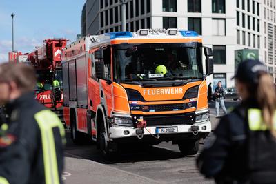 Gro??bung f?r Rettungskr?fte: S-Bahn-Entgleisung am Potsdame, Am Potsdamer Platz wurde eine realit?tsnahe Katastrophen?b-stock-foto