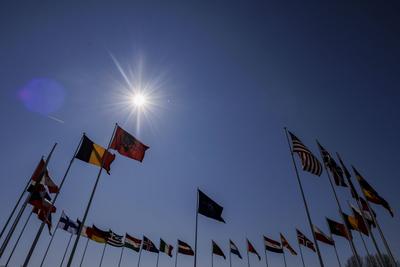 Flaggen vor dem NATO Hauptquartier-stock-photo