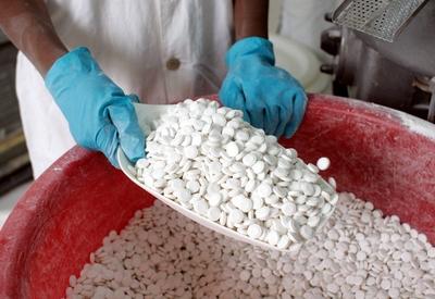 Produktion von Malaria Tabletten . Pharmakina stellt Malaria- und antivirale Medikamente fuer HIV/AIDS Infinzierte her.-stock-foto
