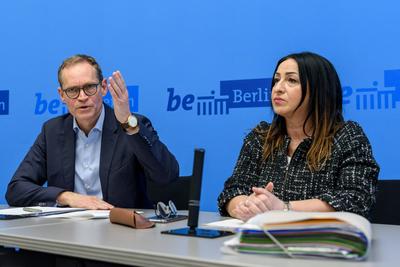 Berlins Regierender B?rgermeister Michael M?ller und Berlins Gesundheitssenatorin Dilek Kalayci anl?sslich einer Presse-stock-foto