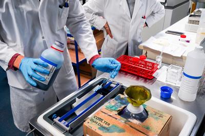 Technical platform of an analysis laboratory Technical platform of the Inovie 34 laboratory . Staining of a malaria slid-stock-foto