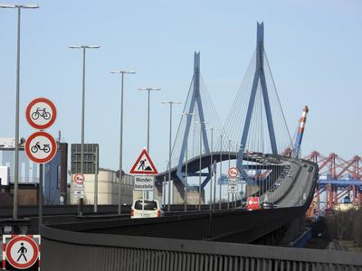 50 KM ab sofort , Geschwindigkeitsbegrenzung auf der Hamburger Koehlbrandbruecke Gro?e Neue Hinweistafeln weisen auf die neuen Regeln hin ab sofort 50 Kmh statt 60 Kmh 05.04.2025 in Hamburg Um die Lebensdauer der Koehlbrandbruecke zu verlaengern und das Bauwerk zu schuetzen gilt ab heute auf der K?hlbrandbr?cke eine Geschwindigkeitsbegrenzung von 50 Kmh. Vorher waren 60 Kmh erlaubt. Arbeiter stellten deshalb heute morgen gro?e Hinweistafeln mit den neuen Regeln auf. Dieses Regeln und die Abstandsvorschriften f?r LKW sollen helfen das Bauwerk zu entlasten. Hamburg Deutschland *** 50 KM from now on, speed limit on Hamburgs Koehlbrand Bridge Large new signs point out the new rules from now on 50 Kmh instead of 60 Kmh 05 04 2025 in Hambur-stock-foto