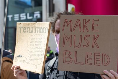 Demonstration gegen Tesla in Berlin-stock-foto