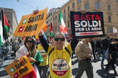 ITALY -  PEOPLE ATTENDS THE FIVE STAR MOVEMENT'S (M5S) DEMONSTRATION " ENOUGH MONEY FOR WEAPONS " FOR PEACE AND AGAINST EUROPEAN REARMAMENT  IN ROME   - 2025/4/5-stock-foto