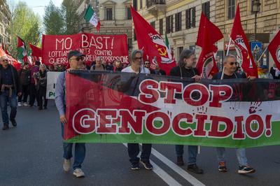 ITALY -  PEOPLE ATTENDS THE FIVE STAR MOVEMENT'S (M5S) DEMONSTRATION " ENOUGH MONEY FOR WEAPONS " FOR PEACE AND AGAINST EUROPEAN REARMAMENT  IN ROME   - 2025/4/5-stock-foto