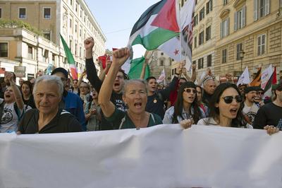 ITALY -  PEOPLE ATTENDS THE FIVE STAR MOVEMENT'S (M5S) DEMONSTRATION " ENOUGH MONEY FOR WEAPONS " FOR PEACE AND AGAINST EUROPEAN REARMAMENT  IN ROME   - 2025/4/5-stock-foto