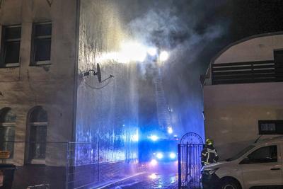 Zwei Wohnungen brennen zeitgleich in unbewohntem Mehrfamilienhaus ausgebrannt - 3 L?schz?ge der Berufsfeuerwehr im Einsatz-stock-foto
