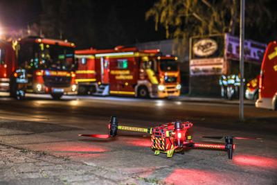 Zwei Wohnungen brennen zeitgleich in unbewohntem Mehrfamilienhaus ausgebrannt - 3 L?schz?ge der Berufsfeuerwehr im Einsatz-stock-foto