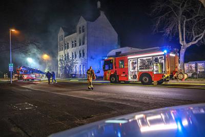 Zwei Wohnungen brennen zeitgleich in unbewohntem Mehrfamilienhaus ausgebrannt - 3 L?schz?ge der Berufsfeuerwehr im Einsatz-stock-foto