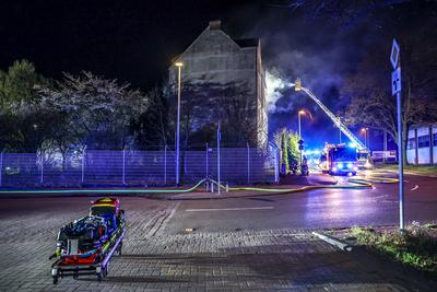 Zwei Wohnungen brennen zeitgleich in unbewohntem Mehrfamilienhaus ausgebrannt - 3 L?schz?ge der Berufsfeuerwehr im Einsatz-stock-foto