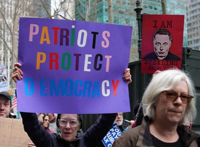 Voices rise in nyc: hands off!-stock-foto