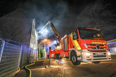 Zwei Wohnungen brennen zeitgleich in unbewohntem Mehrfamilienhaus ausgebrannt - 3 L?schz?ge der Berufsfeuerwehr im Einsatz-stock-foto