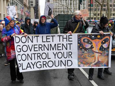Voices rise in nyc: hands off!-stock-foto