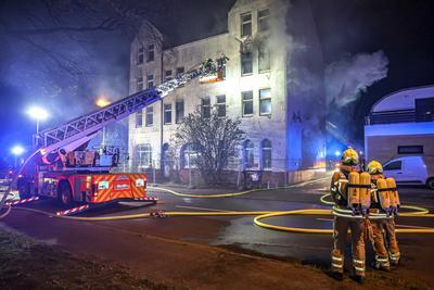 Zwei Wohnungen brennen zeitgleich in unbewohntem Mehrfamilienhaus ausgebrannt - 3 L?schz?ge der Berufsfeuerwehr im Einsatz-stock-foto