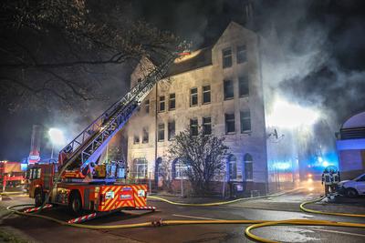 Zwei Wohnungen brennen zeitgleich in unbewohntem Mehrfamilienhaus ausgebrannt - 3 L?schz?ge der Berufsfeuerwehr im Einsatz-stock-foto