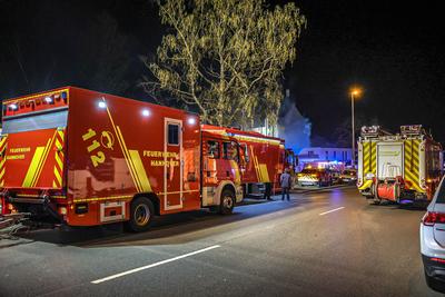 Zwei Wohnungen brennen zeitgleich in unbewohntem Mehrfamilienhaus ausgebrannt - 3 L?schz?ge der Berufsfeuerwehr im Einsatz-stock-foto