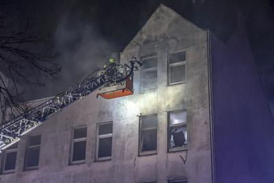 Zwei Wohnungen brennen zeitgleich in unbewohntem Mehrfamilienhaus ausgebrannt - 3 L?schz?ge der Berufsfeuerwehr im Einsatz-stock-foto