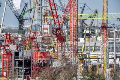 bauma 2025, Blick vom Riemer Park auf das Freigel?nde mit unz?hligen Kr?nen, weltweit gr??te Baumaschinenmesse, M?nchen, 5. April 2025-stock-photo