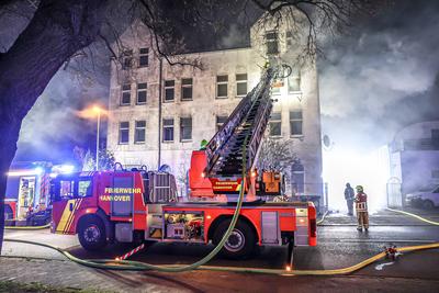 Zwei Wohnungen brennen zeitgleich in unbewohntem Mehrfamilienhaus ausgebrannt - 3 L?schz?ge der Berufsfeuerwehr im Einsatz-stock-foto