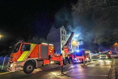 Zwei Wohnungen brennen zeitgleich in unbewohntem Mehrfamilienhaus ausgebrannt - 3 L?schz?ge der Berufsfeuerwehr im Einsatz-stock-foto