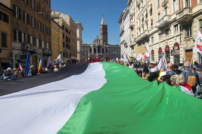 ITALY -  PEOPLE ATTENDS THE FIVE STAR MOVEMENT'S (M5S) DEMONSTRATION " ENOUGH MONEY FOR WEAPONS " FOR PEACE AND AGAINST EUROPEAN REARMAMENT  IN ROME   - 2025/4/5-stock-foto