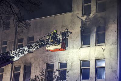 Zwei Wohnungen brennen zeitgleich in unbewohntem Mehrfamilienhaus ausgebrannt - 3 L?schz?ge der Berufsfeuerwehr im Einsatz-stock-foto