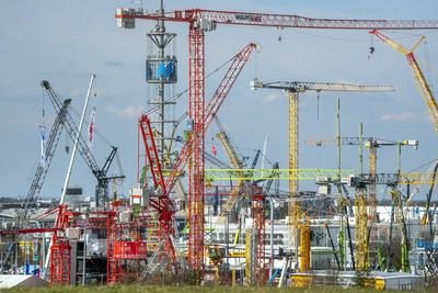 bauma 2025, Blick vom Riemer Park auf das Freigel?nde mit unz?hligen Kr?nen, weltweit gr??te Baumaschinenmesse, M?nchen, 5. April 2025-stock-photo